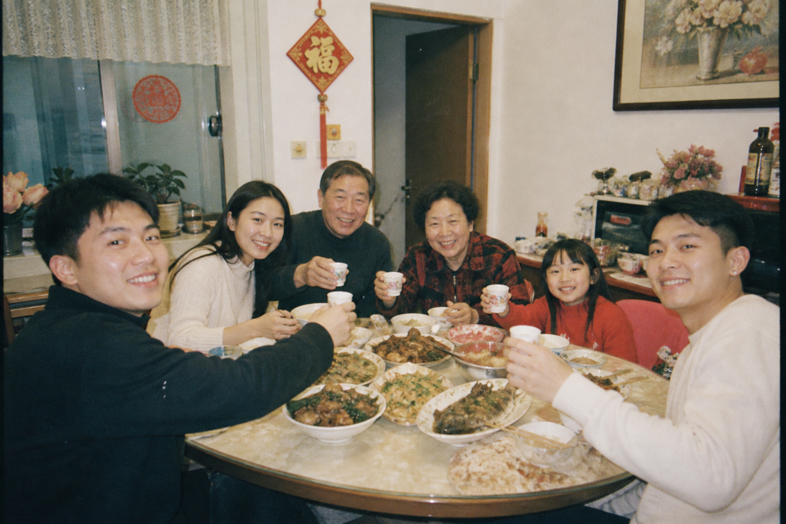 gpt-image-2 render: 温馨 六口之家 团年饭 餐桌 CCD 风格 照片