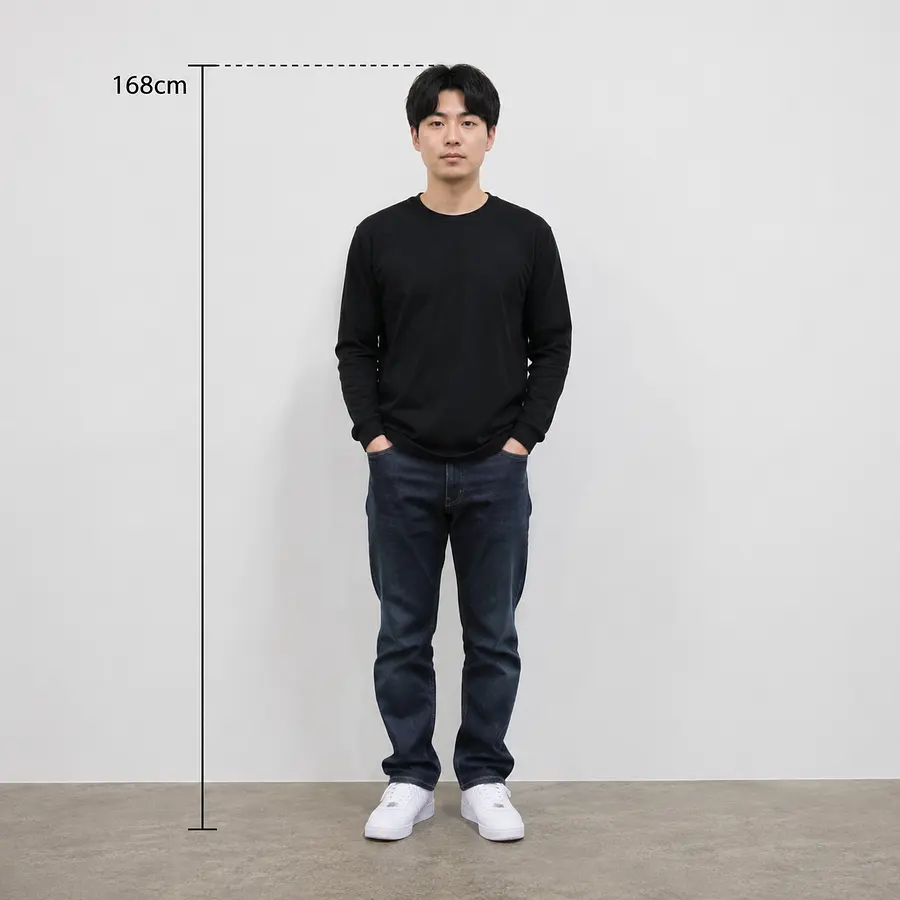 男性，身高168cm，穿著黑色長袖，衣長為65cm，下身穿牛仔褲。