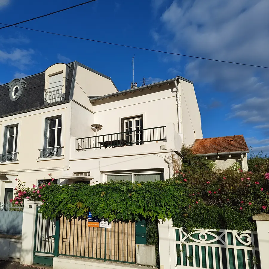 Repeint la gouttière rouillé de la maison au milieu en blanc et enlève l'ombre en bas au milieu, ...