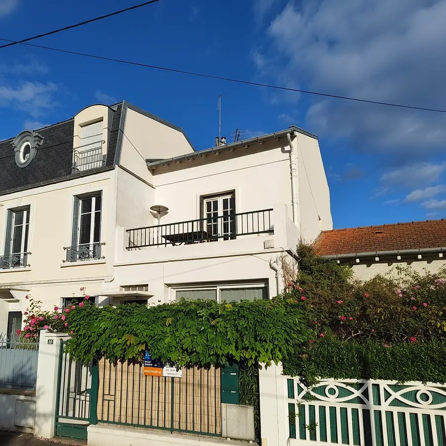 Repeint la gouttière rouillé de la maison au milieu en blanc et enlève l'ombre en bas au milieu, ...