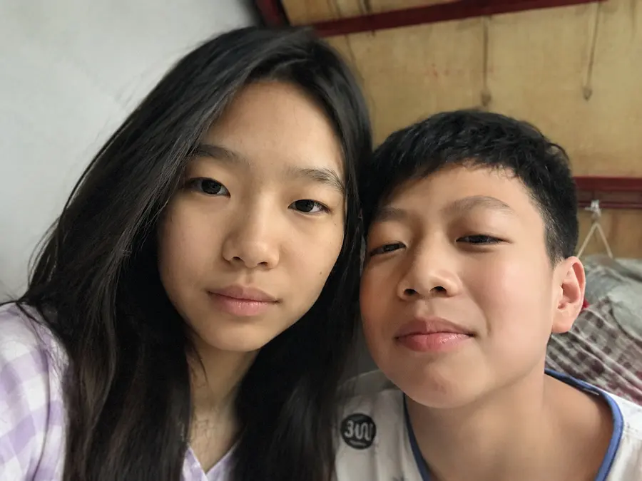 根据左边的图片ai生成一张家庭照 女孩的人脸代入第二张图