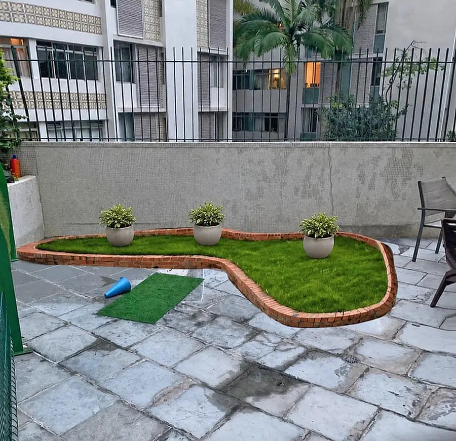 Ajouter 3 petites vases de plantes sur la pelouse de ce chantier