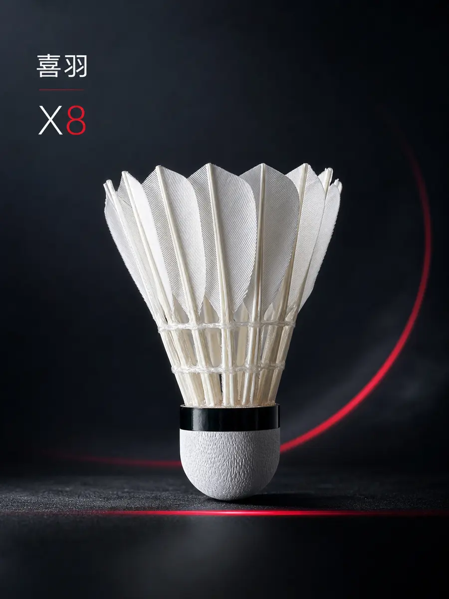 改成商品展示主图，图片为冷白柔光黑白红配色，重点突出羽毛球，羽毛球的羽毛要清晰，图片要有设计点，有高端专业，品牌是喜羽，X8型号，羽毛为中粗鸭毛，背景要深...