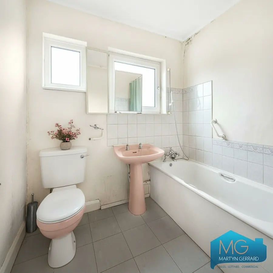 Bathroom At The 50 Lansdowne Rd, London N3 1ES