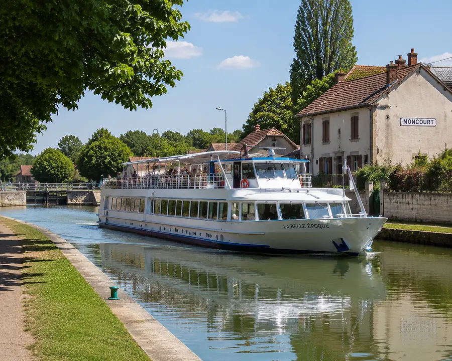 Je voudrais un bateau de croisière sur le canal du loing à Montcourt